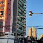 Assista; Motorista ignora sinaleiro apagado em cruzamento e não diminui velocidade.