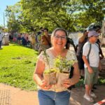 Comunidade faz fila para receber mudas de árvores frutíferas em Campo Grande.